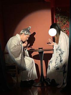 “东家，你这灯…还是我来掌吧…”
“东家，我斩予你看”

打