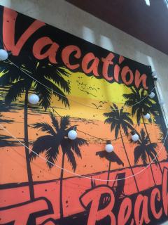 “出海的人总渴望风平浪静,只有我们想要经历这一场,命运般的大