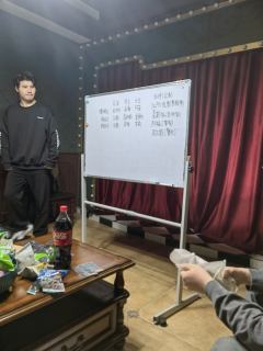 “我的心就如同这张面孔，一半纯白，一半阴影，我可以选择让你看