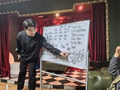 “我的心就如同这张面孔，一半纯白，一半阴影，我可以选择让你看