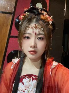 妩媚不烦螺子黛，春日画出自精神


红衣女子：
NPC线：宠