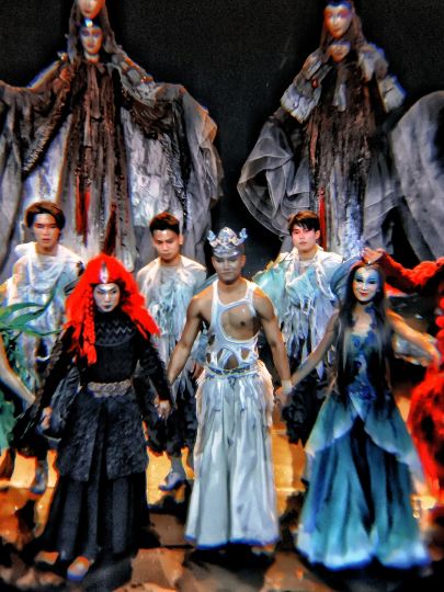 很喜欢 长在我审美点上的一部剧  
傩面 龙 麒麟 救难 游神舞  非常强势的艺术底色 自然之子生生不息 繁衍后民   
整部剧都是原始的和自然的  
女主有种很曼妙的生命力 从发丝延伸到脚尖 
像是