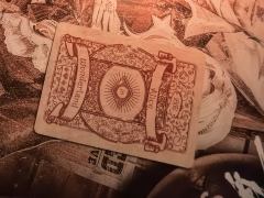 “花落花开 四季更迭。山岩腐朽事隔经年
无论世事何种变迁 紫