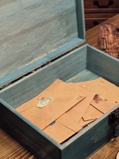 “花落花开 四季更迭。山岩腐朽事隔经年
无论世事何种变迁 紫