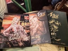 “花落花开 四季更迭。山岩腐朽事隔经年
无论世事何种变迁 紫