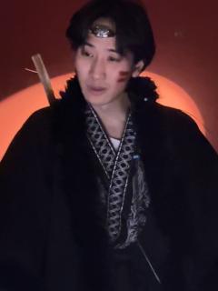 “我叫君天离”
“说到这红莲剑,这是我父亲留下来的”
“你知