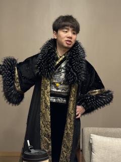 “我叫君天离”
“说到这红莲剑,这是我父亲留下来的”
“你知