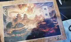 仪容清俊貌堂堂,玉带团花八宝妆。
腰挎弹弓新月样,手