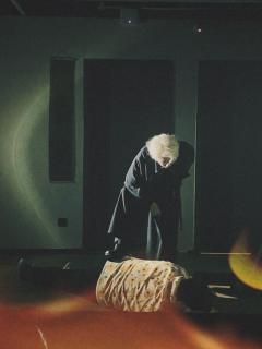 “比起虚伪的善,有时更愿意接受真实的恶”
📕剧本:《再见