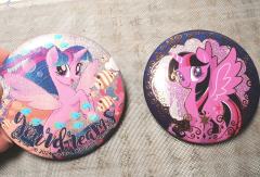 此小马宝莉巧克力深得我心头爱
做工与官谷差不多哦  还有立体