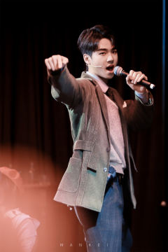 谁能拒绝🫸三个帅哥在你面前超近距离贴脸又唱又跳两个小时的魅