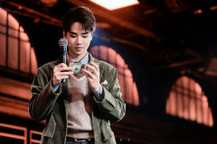 谁能拒绝🫸三个帅哥在你面前超近距离贴脸又唱又跳两个小时的魅