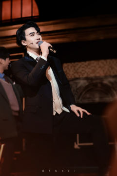 谁能拒绝🫸三个帅哥在你面前超近距离贴脸又唱又跳两个小时的魅