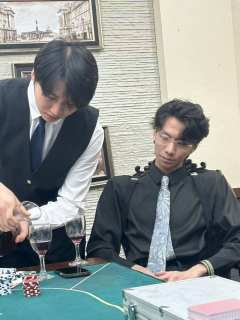 “我想找到一束光，变成这束光。不求照亮黑暗，只求再见天光。”