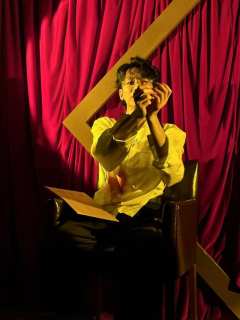 “我想找到一束光，变成这束光。不求照亮黑暗，只求再见天光。”