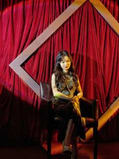 “我想找到一束光，变成这束光。不求照亮黑暗，只求再见天光。”