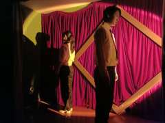 “我想找到一束光，变成这束光。不求照亮黑暗，只求再见天光。”