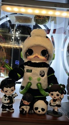 是哪个怪小孩呀，背后还藏着玫瑰🌹？熊猫系列还差茉莉吧？