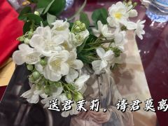 “为什么啊,可怜的人都在监狱,坏人全在太阳下走着。”
角色