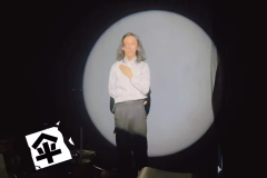 伞是宇宙的微缩。伞面映星辰,伞骨织时空。于水面之上,生命与概