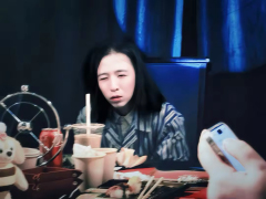 伞是宇宙的微缩。伞面映星辰,伞骨织时空。于水面之上,生命与概