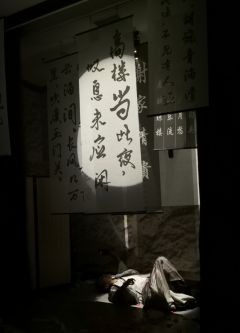 “一年又一年，七千三百六十二级石阶，他走了足足八年。”
体验