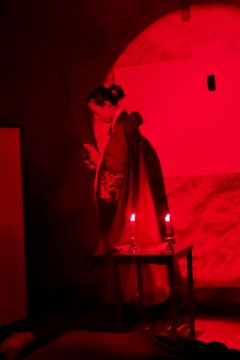 “一年又一年，七千三百六十二级石阶，他走了足足八年。”
体验