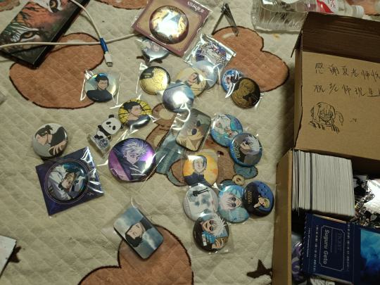 对不起五条悟，喜欢了你那么久，但是在某一个瞬间突然就好像不喜欢了，我从一开始你的单推，后来变成挚友组双推，后来又喜欢上别的角色，一开始的喜欢越来越淡，以前为了吃你的谷戒掉了零食，饭都不吃就为了买谷，看