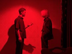 原来我记住你，便忘记我自己，
沿途风雪浪急，我未会贪生怕死。