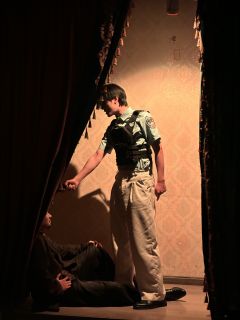 原来我记住你，便忘记我自己，
沿途风雪浪急，我未会贪生怕死。