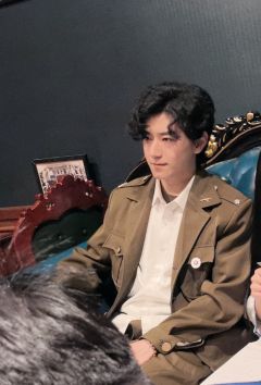 “悄悄是别离的笙箫,而你是我永远的康桥。”
地点 青丘沉浸