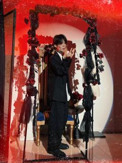 《水仙》
你好 我叫泉 16岁
是个普普通通的 正常人