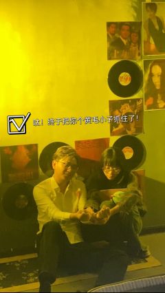 何乐欣：一种不需要出补贴的挂件式npc恋爱位。
谁让你这么写