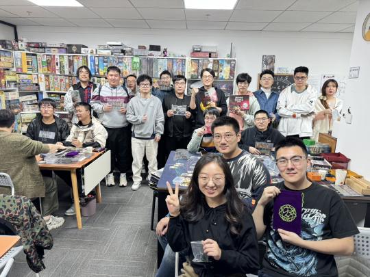 一年一度的黑喵桌游阿卡姆之夜完美收官！

本次一共有 23位 调查员一共6桌。三桌进行了 《时间骗局》的史诗模式， 两桌进行了《吞噬万物》的史诗模式，各位大佬稳定发挥，统领全场。 另外也给三位新人提供