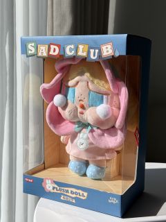 有货马上拿下哭娃的悲伤俱乐部！
实物尊嘟好可爱的一只娃
越看