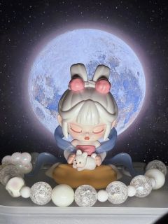 月儿在手中开呀怀儿笑，
云儿在那眼前睡得早，
春风吹不倒，
