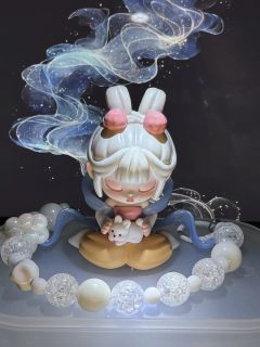 月儿在手中开呀怀儿笑，
云儿在那眼前睡得早，
春风吹不倒，
