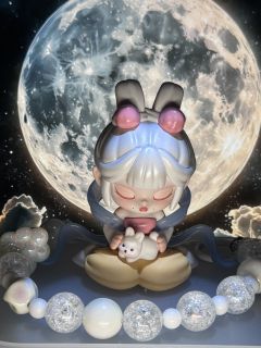 月儿在手中开呀怀儿笑，
云儿在那眼前睡得早，
春风吹不倒，
