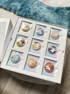 vip礼盒今天收到啦，满满当当一大盒，盖子很有设计感。好可爱