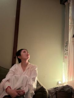 
梦回残宫，云雨重重，恨离分，恨情钟。
漫天流萤飞舞，昭示着