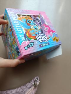 震惊！我表妹买的假卡实在太假了吧
大家来评评理，她说这是真的