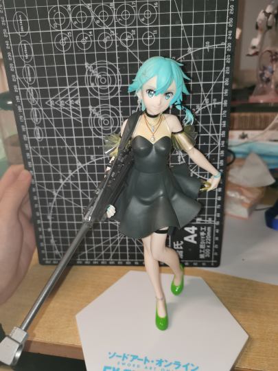 当初是40左右入的，性价比无敌好吧。
好吧正经的嗷，结论先放着，接受的了这个外形和巨违和的绿鞋的可以尝试一波。
面相我是可以接受的，我觉得可以算景品的中上水准。整体尺寸也是比较大的，达到了22cm。量