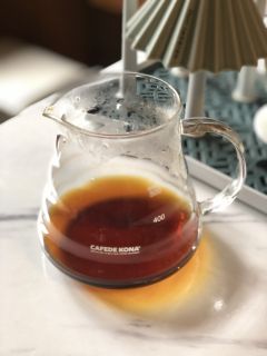 豆貌肥硕，长且圆，有点像曼特宁。酸度不柔和，烟感，有点卡喉，