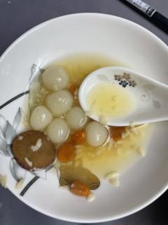 “栩栩槐上月,黯黯鬓如霜。”
南京公车(天知道上车有多难)