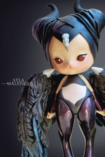 桃小桃｜AYLA改沉睡魔咒Maleficent
看完沉睡魔咒第一部时就非常喜欢朱莉扮演maleficent的造型，本身自己也是朱莉的粉丝，第二部上映后就一直有想法自己改一个。可以说第一次的改娃其实就是