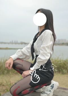 第一眼看到这条袜的设计就爱了! 我本来想要白色的,但是它是颜