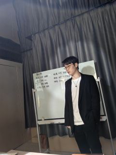 喧嚣尽处，皆是虚无。
感谢你与我一起见证这盛大的落幕。
你可