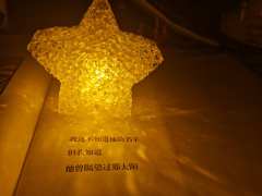 叮叮当当,是他心脏跳动的声音。
《洗劫》的设定总是给人意想