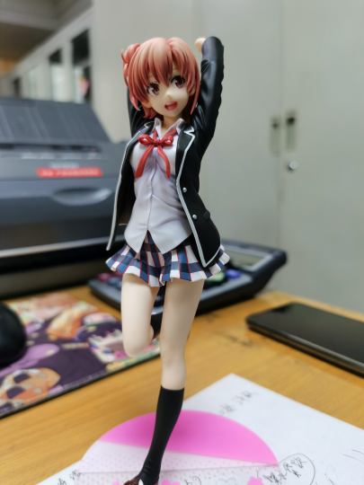 寿屋的手办一直是我认为性价比超高的，在青春恋爱物语三人组里，寿屋的由比滨结衣，也就是团子姐姐，又是性价比最高的。
造型上面，这款手办虽然动作简单，但是又兼顾了动感和活泼性，摆动的裙边和校服，太青春了，