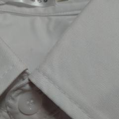 料子软软滑滑的，很舒服哦。刺绣也很牢固，就是袖口有一点点线头